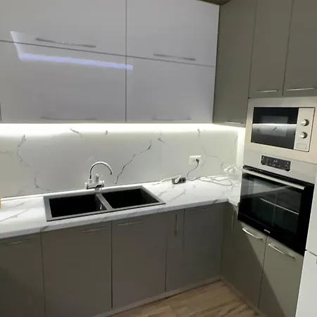 Square Apartment *
